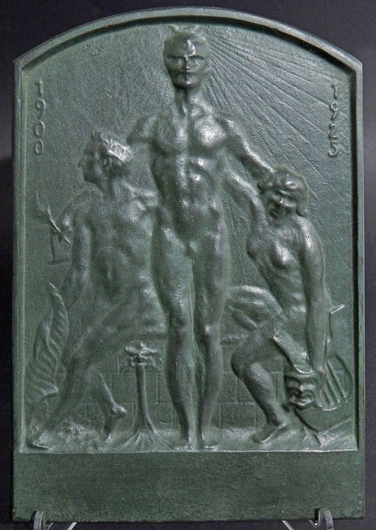 Bel exemple de sculpture allégorique des années 1920, cette plaque en bronze réalisée par un sculpteur suédois présente une figure masculine nue rayonnant la lumière, flanquée de deux autres nus représentant les arts et l'abondance.  La plaque a une