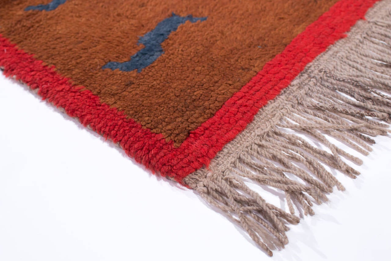 Tibétain Petit tapis tibétain ancien à rayures tibétaines avec franges et bordure rouge en vente
