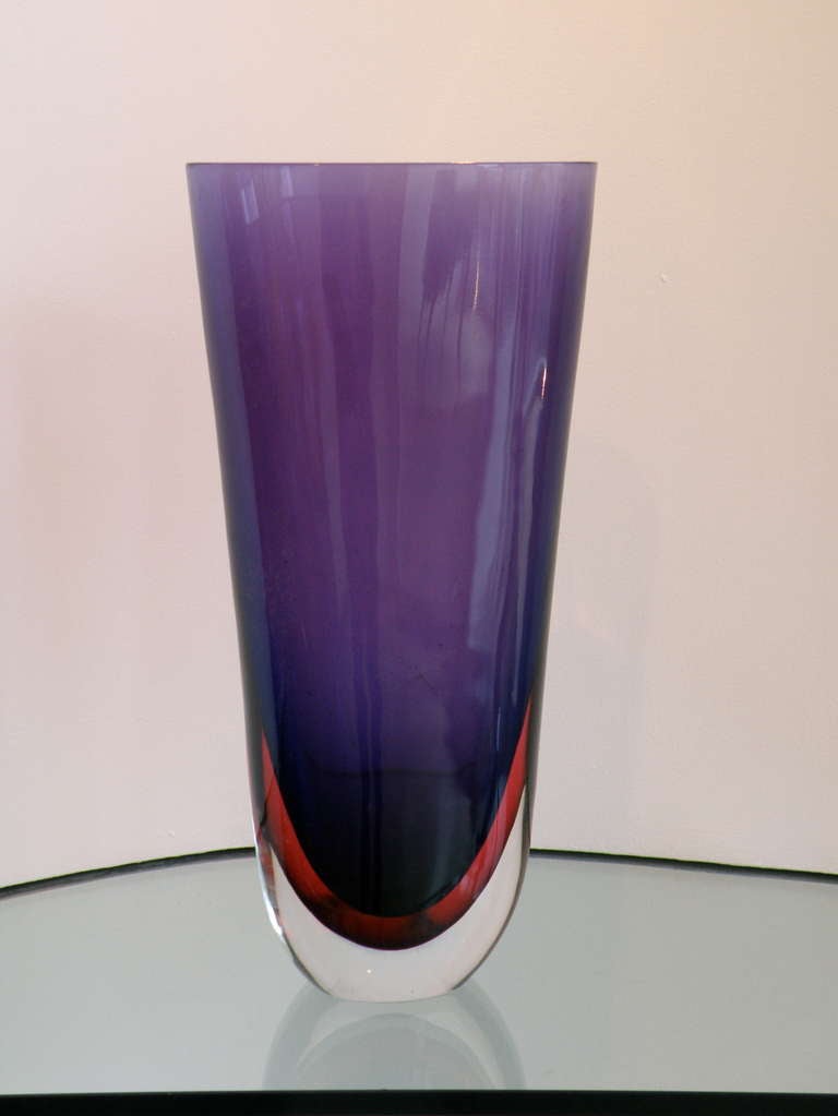 für Seguso Vetri d'Arte
Modell 12766
Vase aus dunkelviolettem Glas mit rotem Überfang und anschließendem Klarglas.