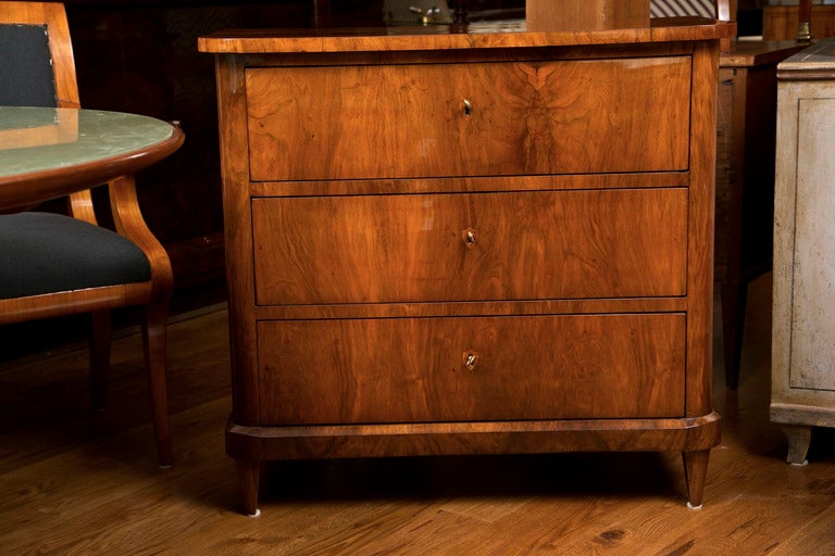 Handsome early Biederemeier three-drawer chest with darker walnut matchbooked veneer, inlaid shield keyholes and finishing on straight tapered legs, southern Germany, 1830ca