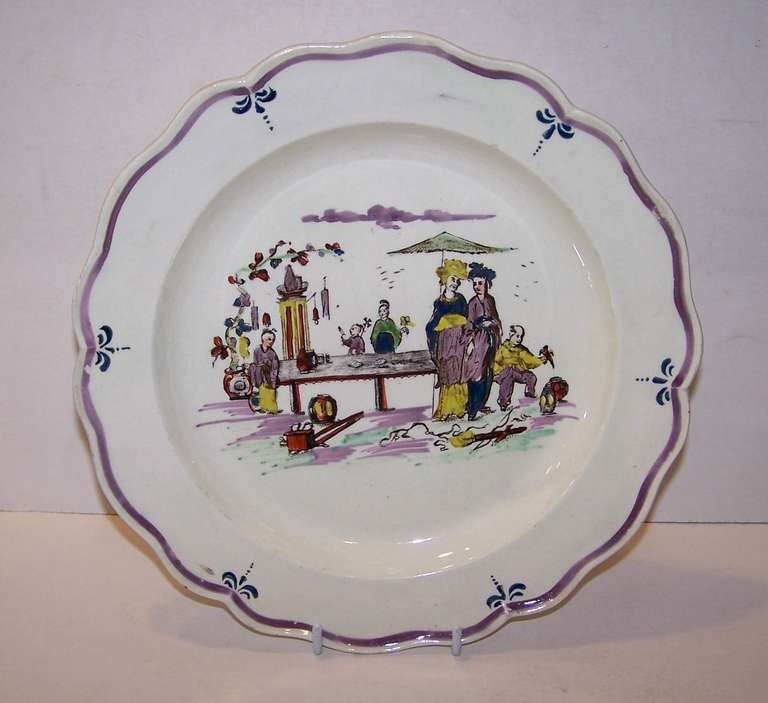 Paire de plats en faïence anglaise du 18ème siècle peints en rose et violet, fabriqués vers 1785 Excellent état - En vente à Katonah, NY