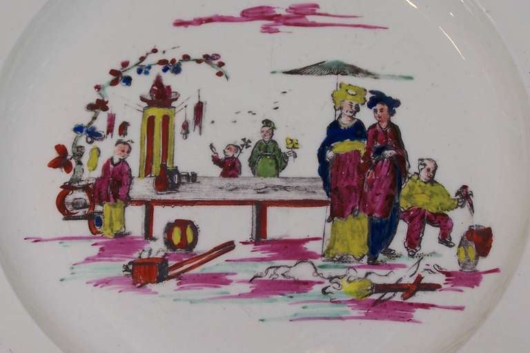 Il s'agit d'une paire de plats anglais en creamware du XVIIIe siècle, créés vers 1785. Les assiettes présentent une charmante scène de chinoiserie avec des femmes choisissant des accessoires. La scène représente deux femmes élégamment vêtues en