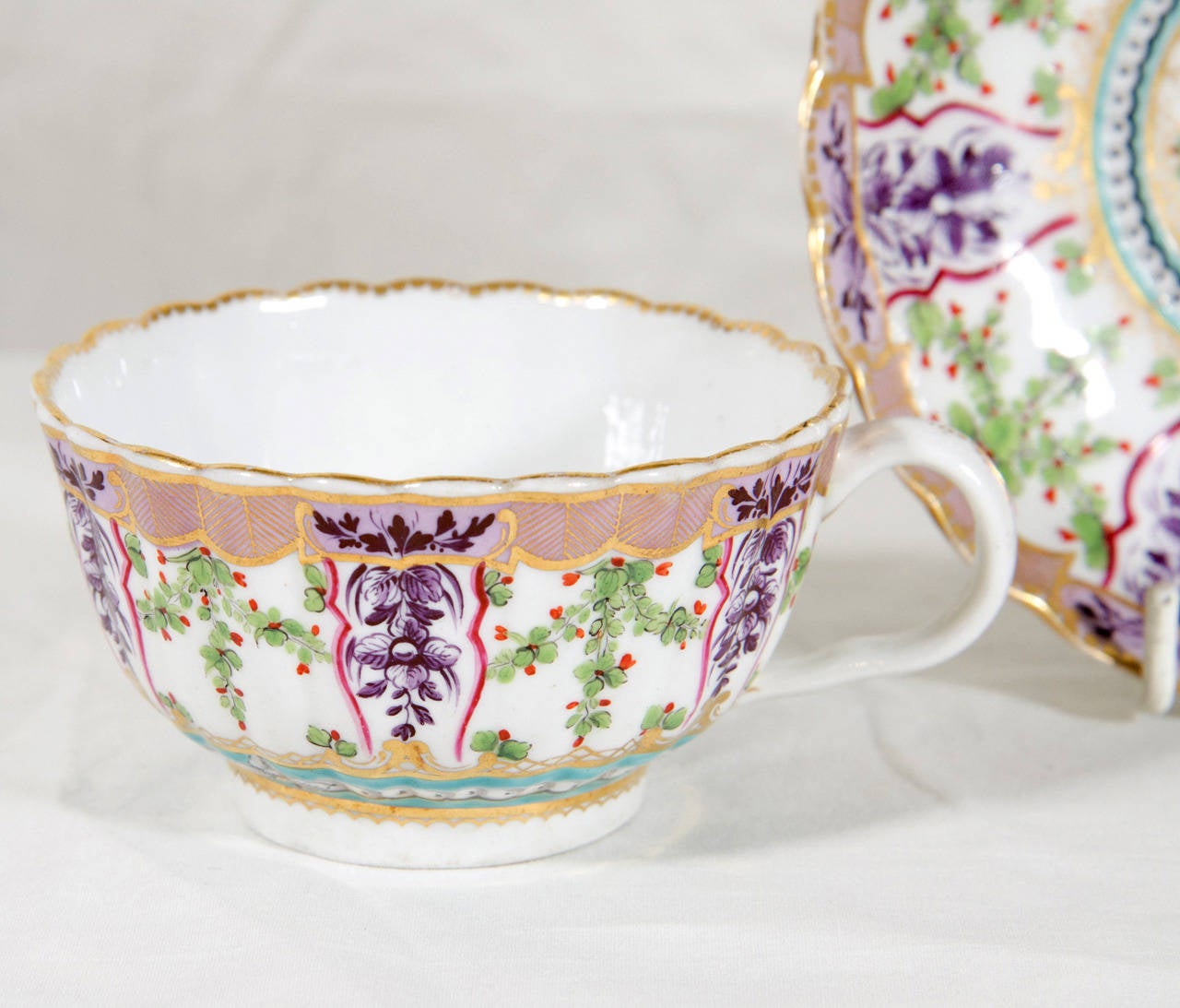 Antique Flight Barr Worcester Porcelain Cup and Saucer in Holly Berry Pattern In Excellent Condition In Katonah, NY