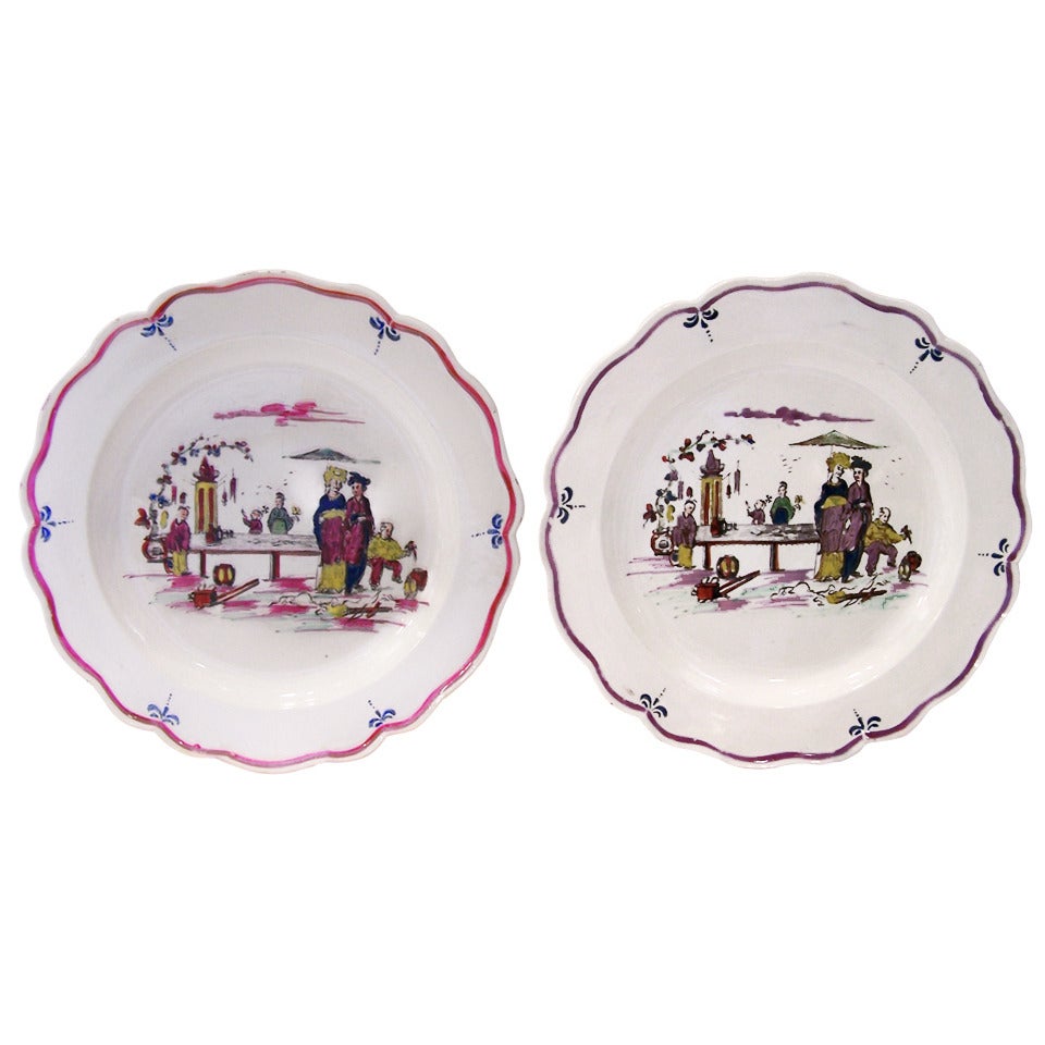 Pareja de Platos de Crema Estilo Meissen Siglo XVIII Inglaterra Pintados a Mano Circa 1780