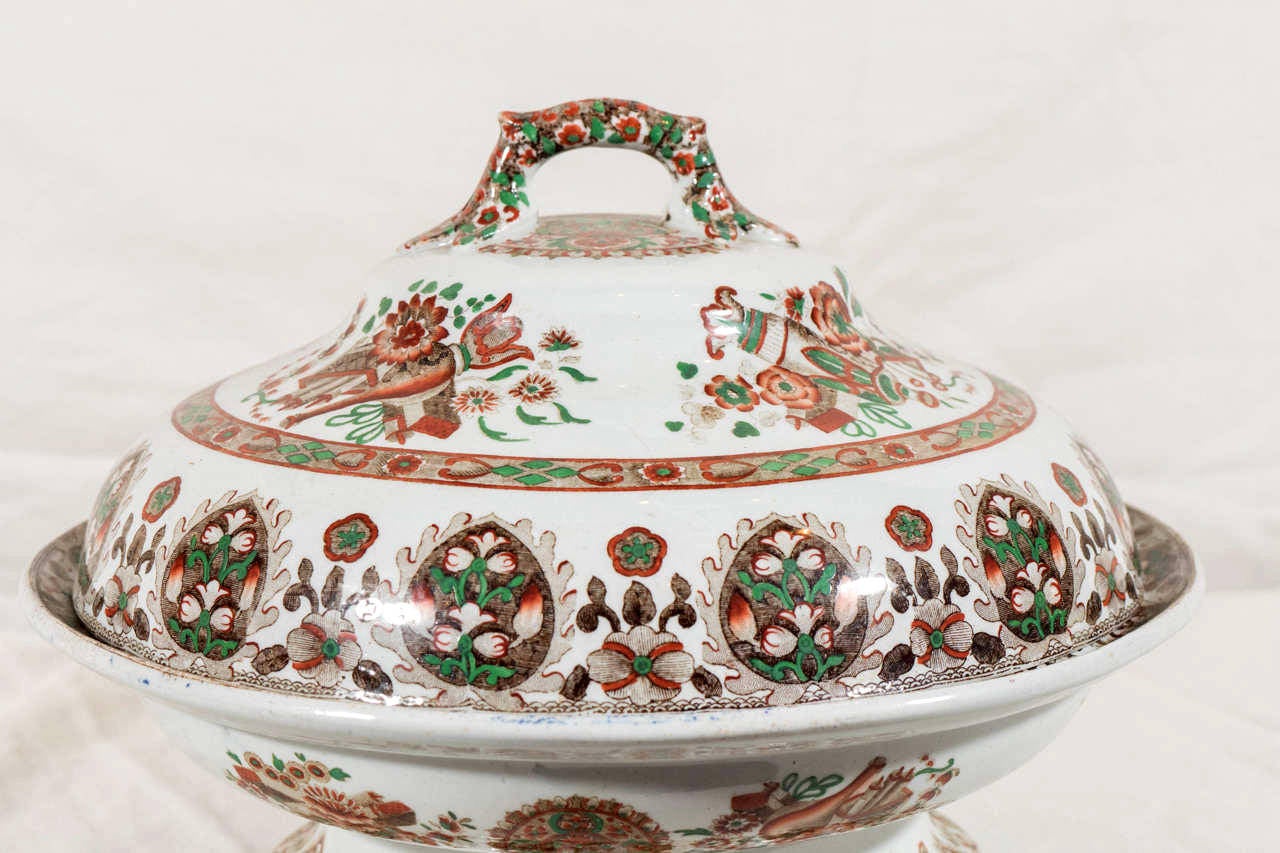 Anglais Paire de soupières en porcelaine anciennes anglaises fabriquées vers 1840