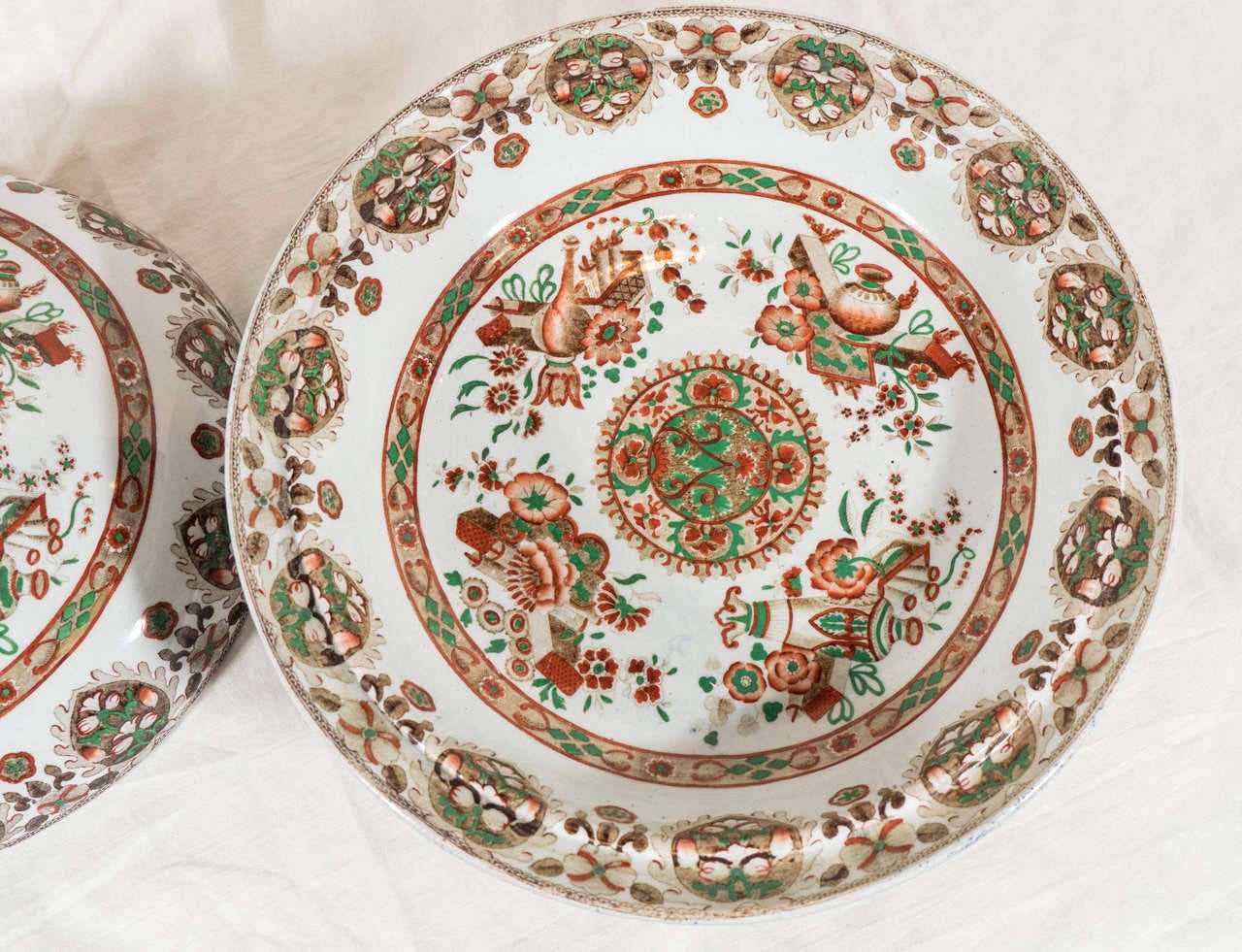 Milieu du XIXe siècle Paire de soupières en porcelaine anciennes anglaises fabriquées vers 1840