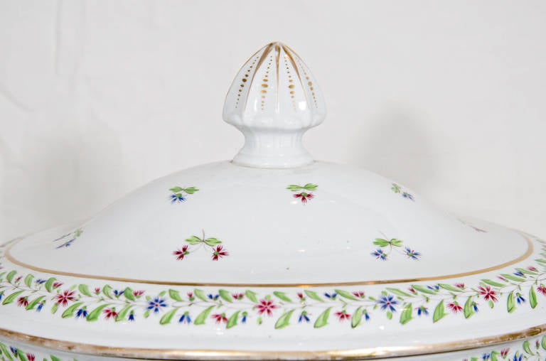 Dipinto a mano Grande zuppiera e supporto in porcellana francese del XVIII secolo decorata con fiordalisi in vendita