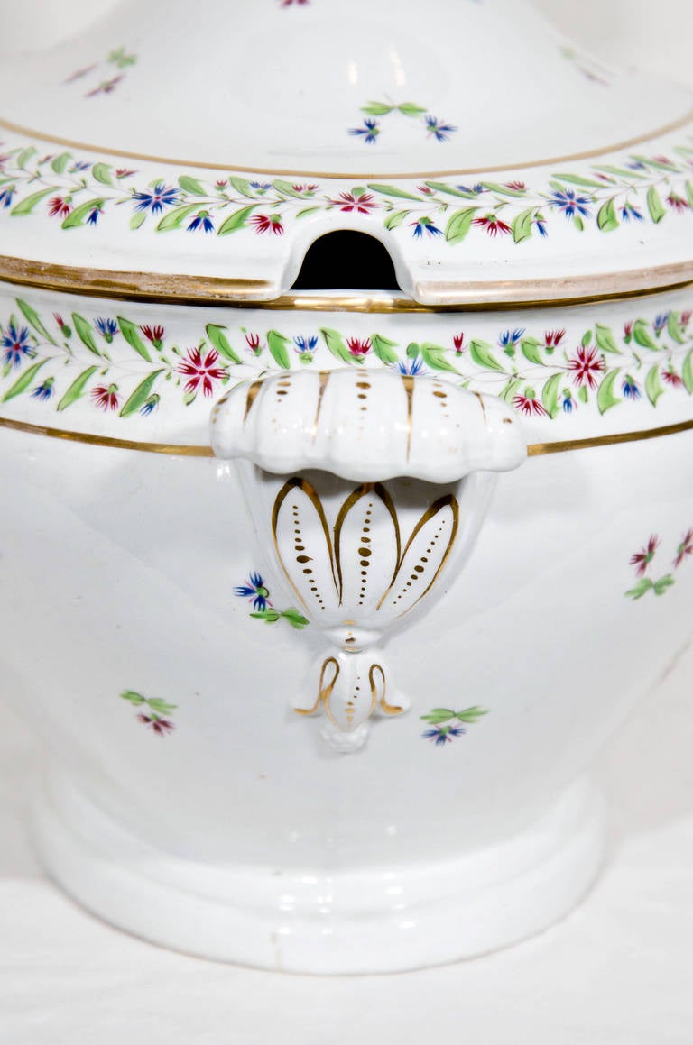 Grande zuppiera e supporto in porcellana francese del XVIII secolo decorata con fiordalisi in vendita 3
