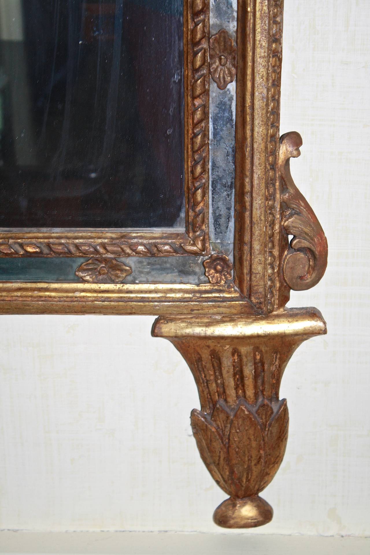 Italian Neoclassical Carved Giltwood Mirror For Sale 4