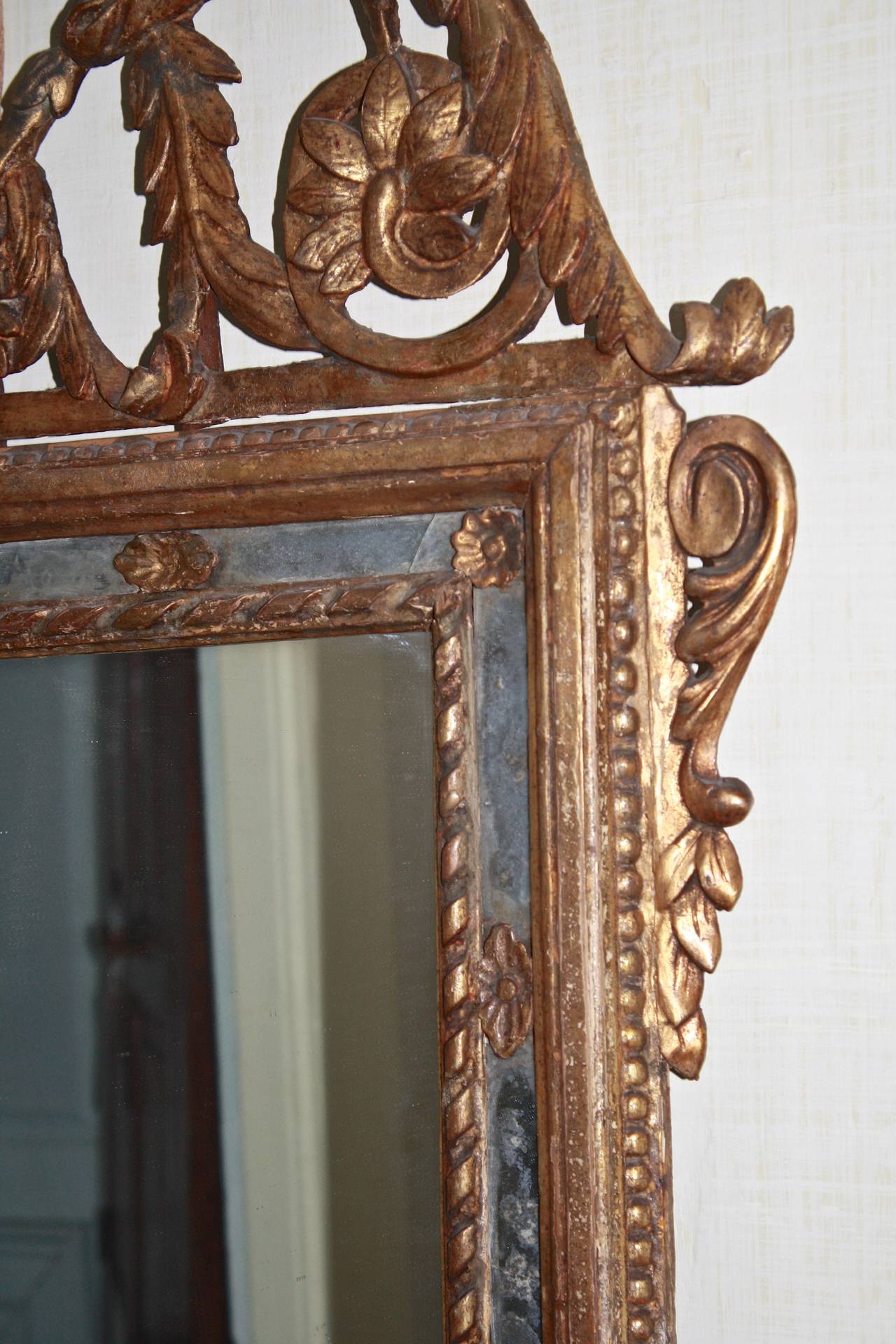 Italian Neoclassical Carved Giltwood Mirror For Sale 1