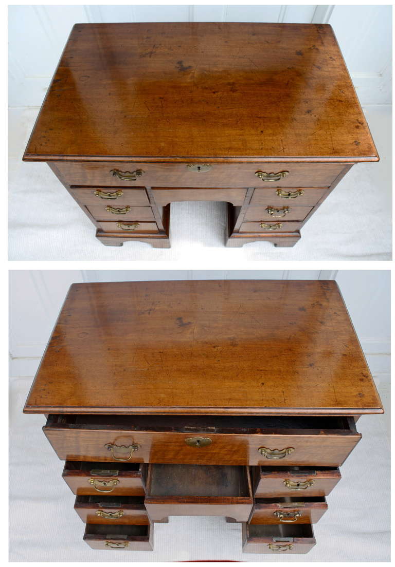 George II Walnut Kneehole Desk In Good Condition For Sale In Woodbury, CT