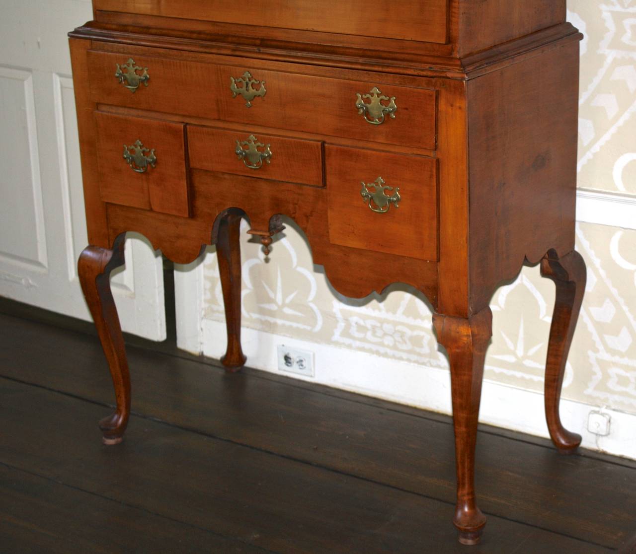 Newport Queen Anne Tiger Maple Highboy - Christopher Townsend Shop In Good Condition In Woodbury, CT