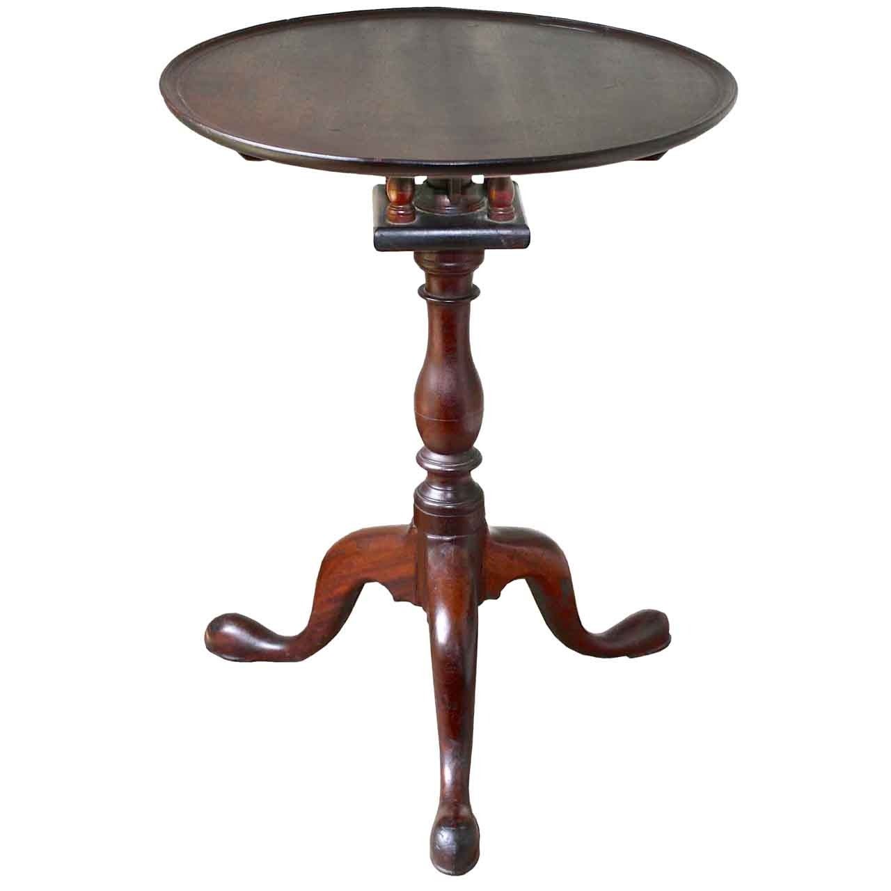 Pennsylvania Queen Anne Smaller Tilt-Top Table For Sale