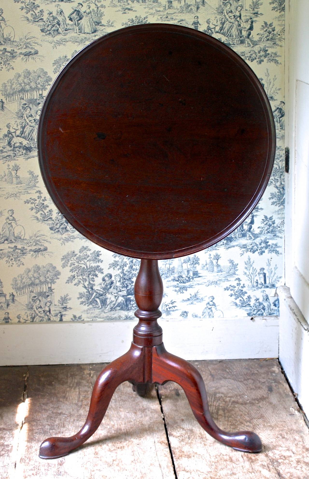 A mahogany tilt-top 'dish rim' candle stand with 'birdcage' to allow swivelling.
Single board top with turned pedestal in the manner of other tables of Lancaster and York County origin. Tripod Queen Anne snake feet. Every hand-planed, hand-carved