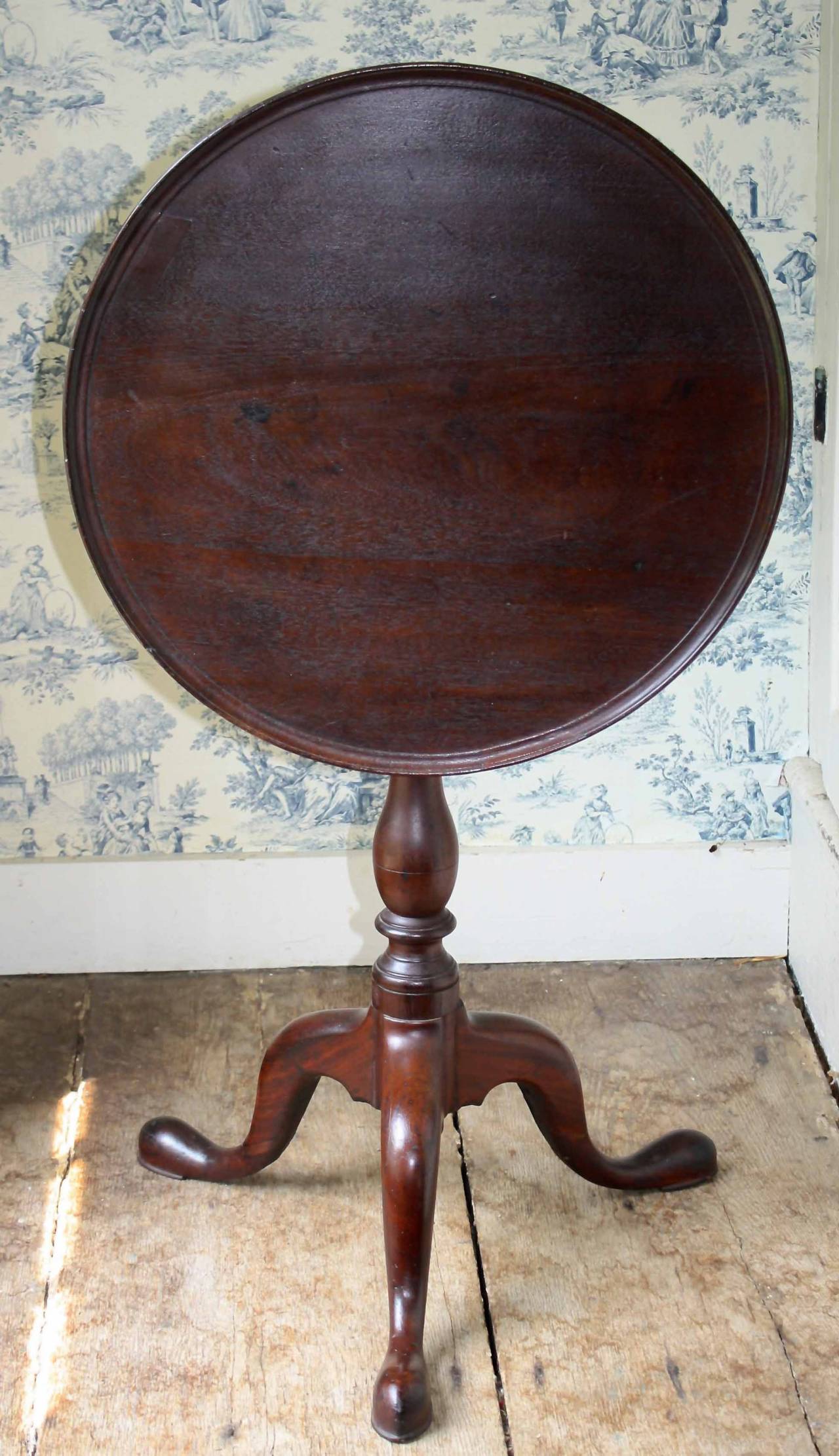 Pennsylvania Queen Anne Smaller Tilt-Top Table (amerikanisch) im Angebot