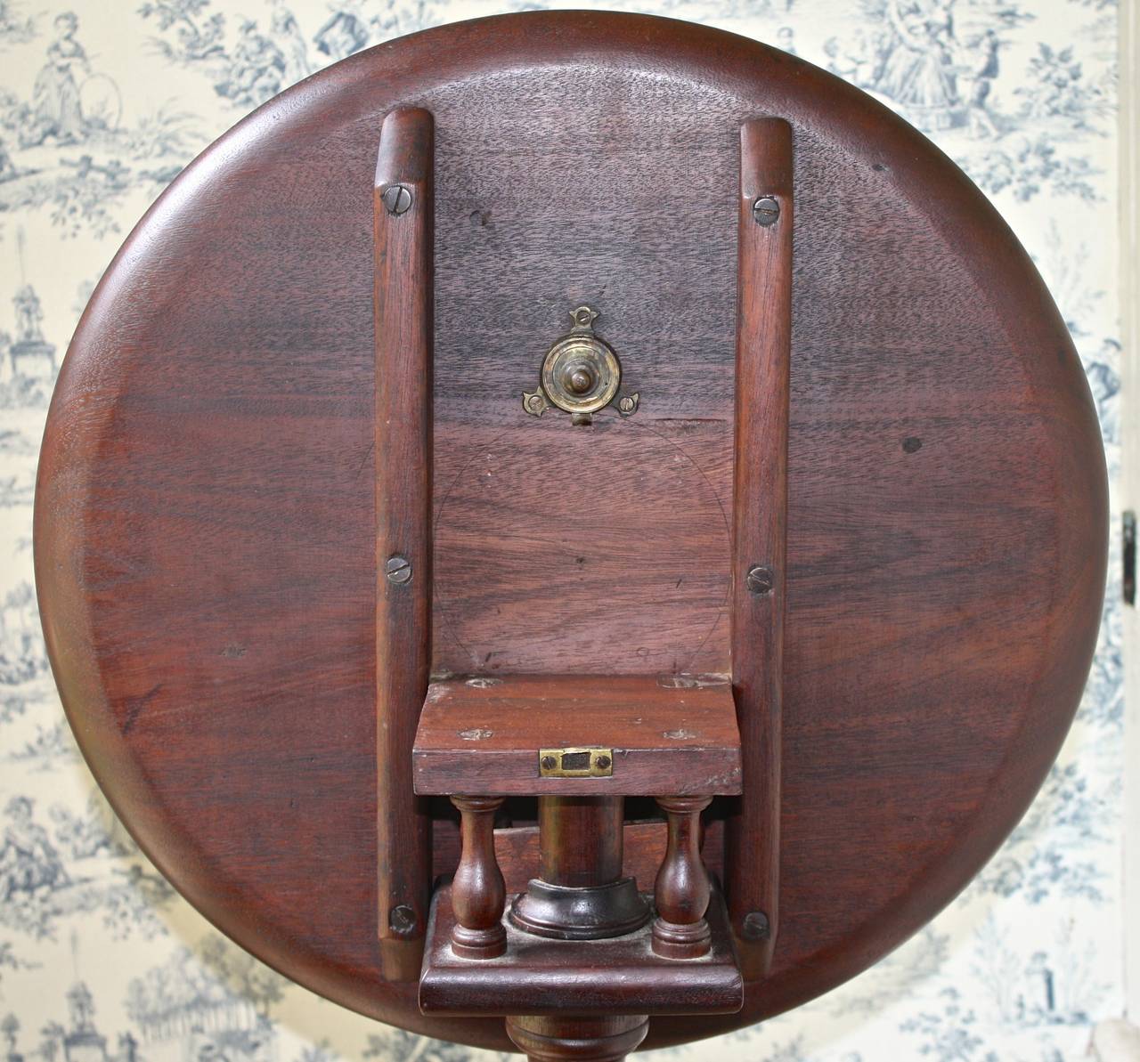 18th Century Pennsylvania Queen Anne Smaller Tilt-Top Table For Sale