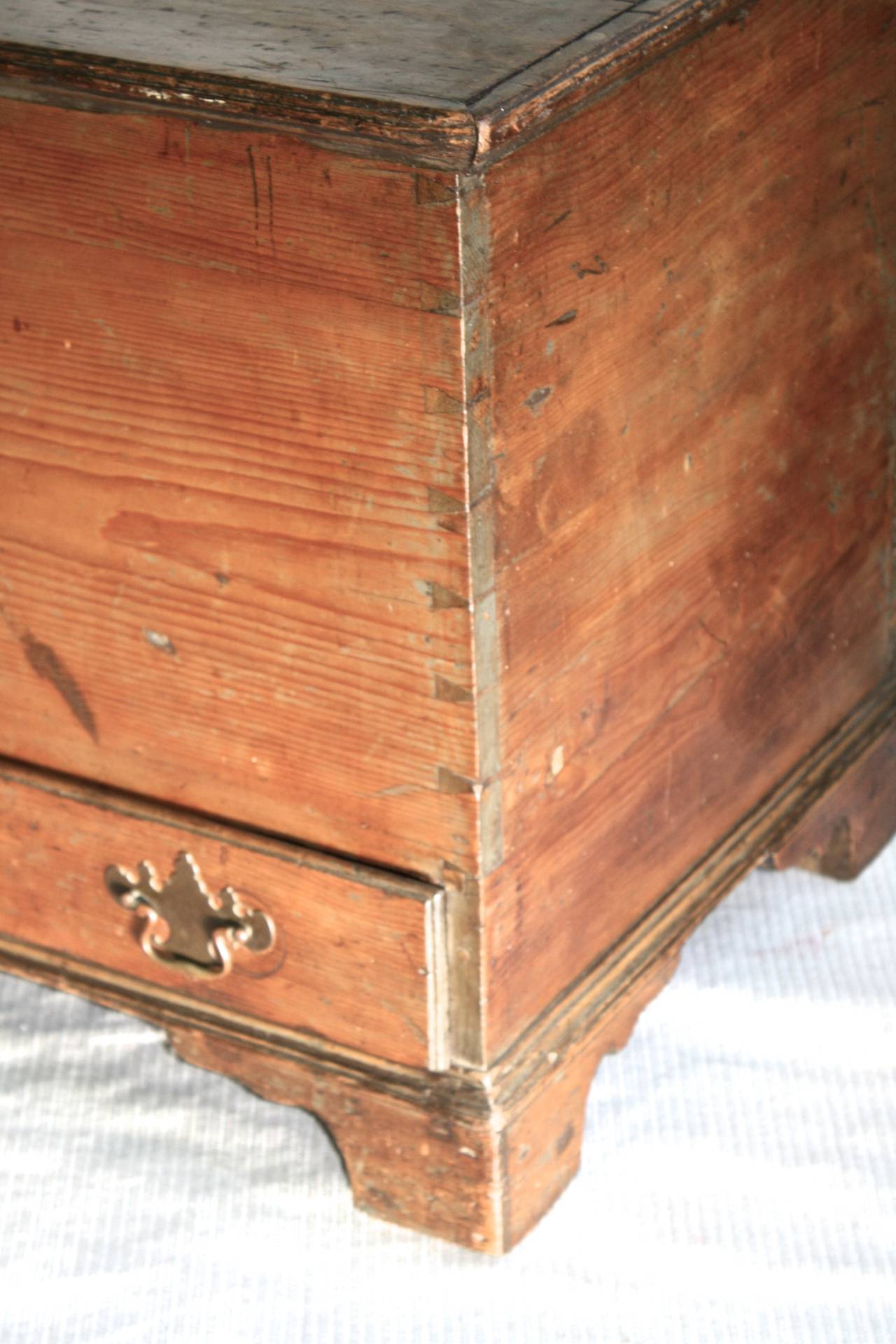 American Dovetailed Pine Blanket Chest with Drawer For Sale 2