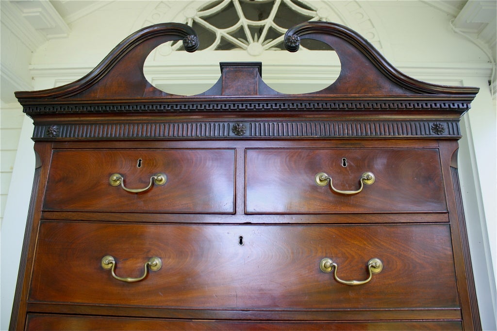 Scottish 'Swans Neck' Chest on Chest In Good Condition For Sale In Woodbury, CT