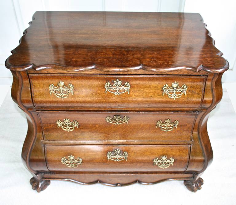 Dutch Bombe Oak Commode In Good Condition In Woodbury, CT