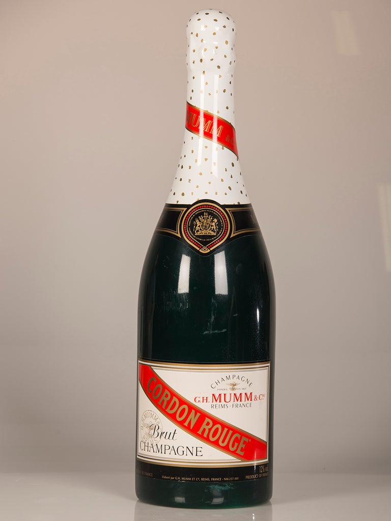 Erhalten Sie jede Woche unsere neue Auswahl direkt von 1stdibs per E-Mail. Bitte klicken Sie unten auf Händler folgen und sehen Sie sie zuerst!

Eine großformatige Replik einer Flasche 