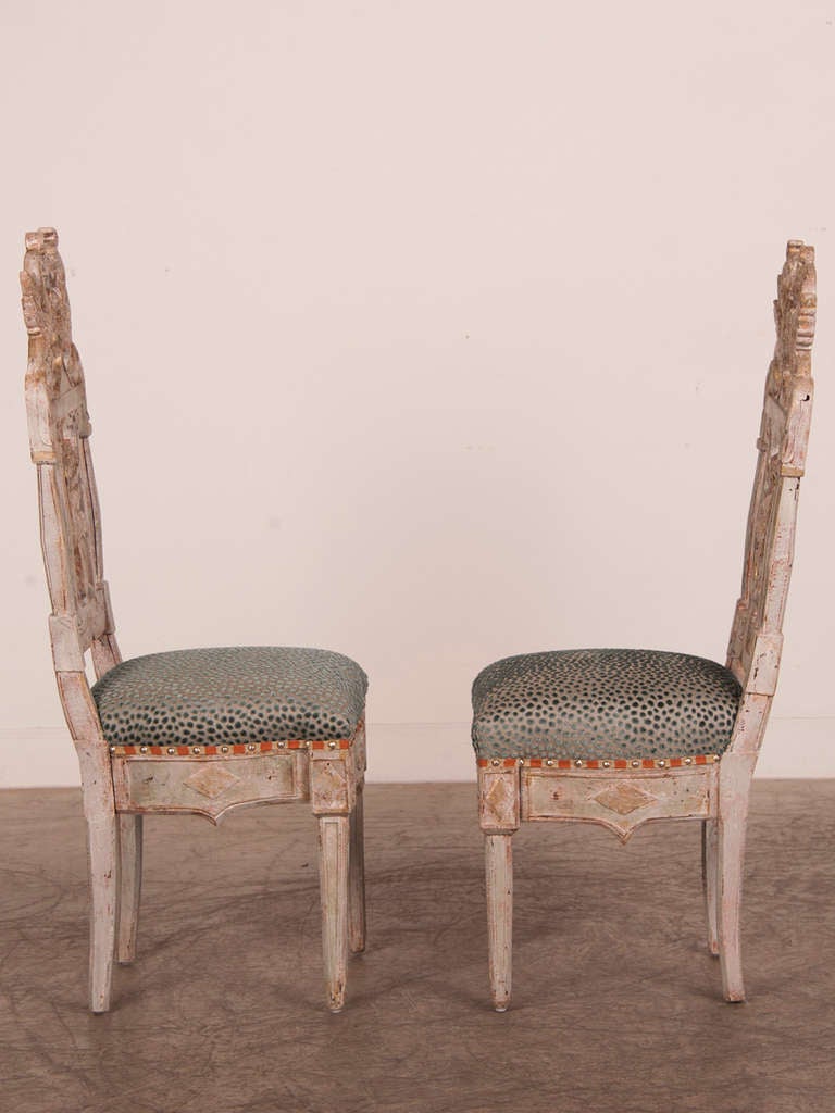 Pair of Neoclassical Chairs with Gryphon Carving from Italy circa 1790, Painted and Gilded Finish 4