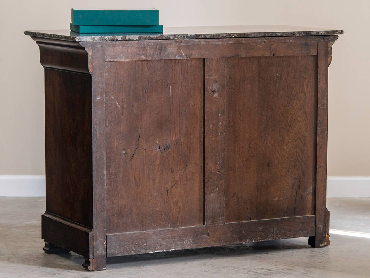 Louis Philippe Flame Grain Mahogany Chest, Marble Top, France circa 1860 In Excellent Condition In Houston, TX