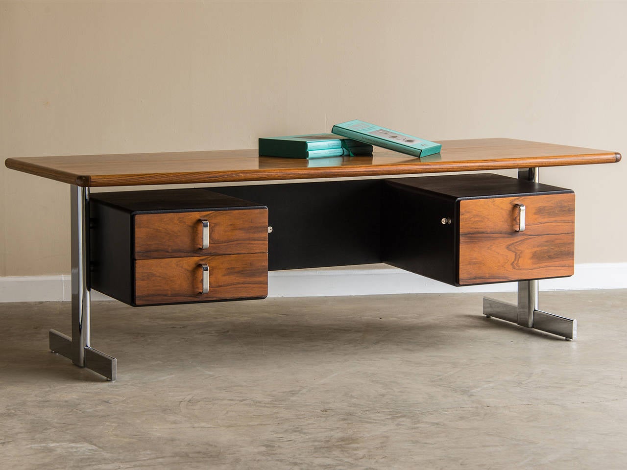 Receive our new selections direct from 1stdibs by email each week. Please click Follow Dealer below and see them first!

This vintage American desk circa 1973 was a special series for Knoll Furniture designed by Warren Platner that incorporated