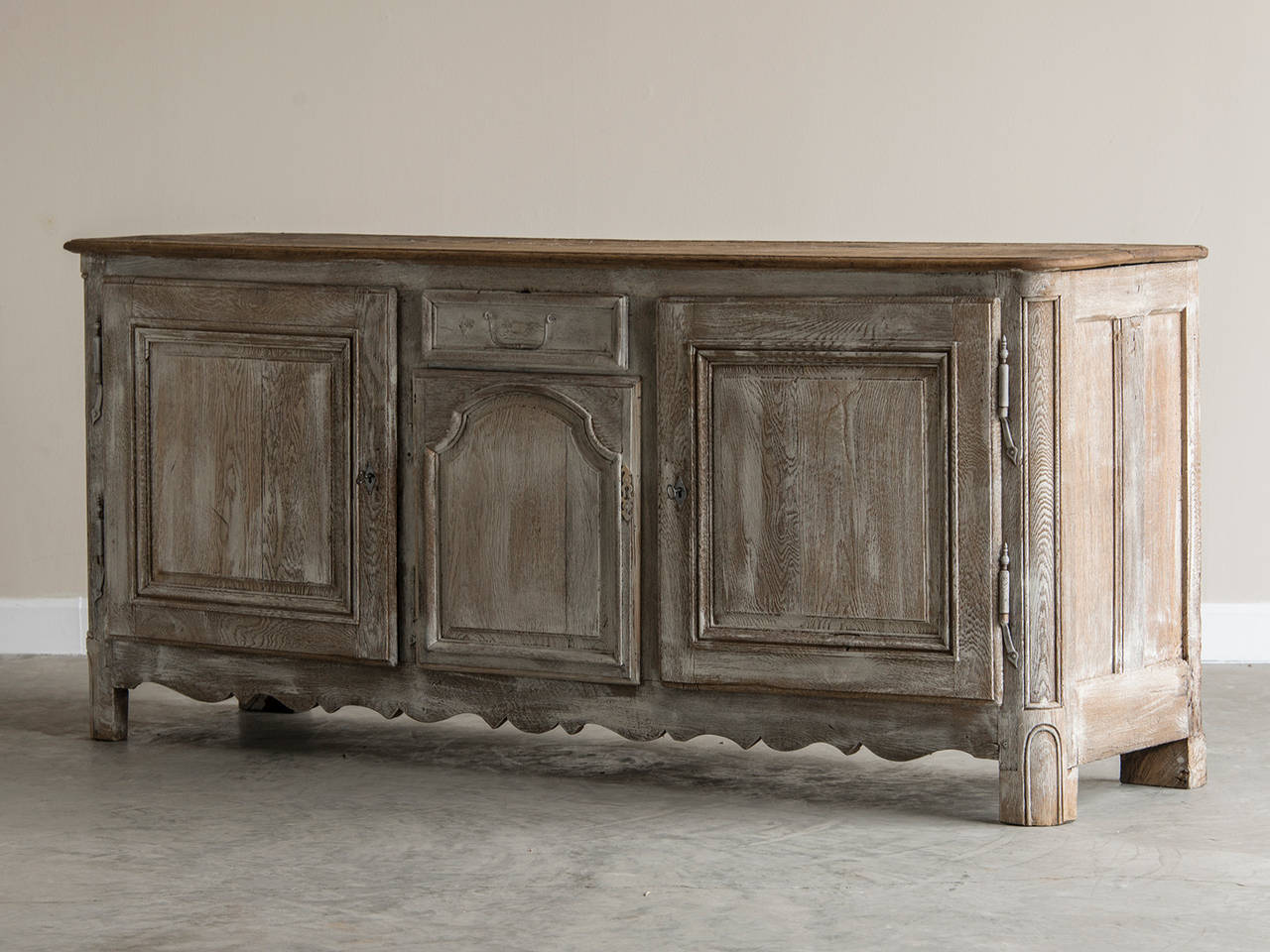 Régence Painted Oak Buffet with Three Doors, France, circa 1730 In Excellent Condition In Houston, TX