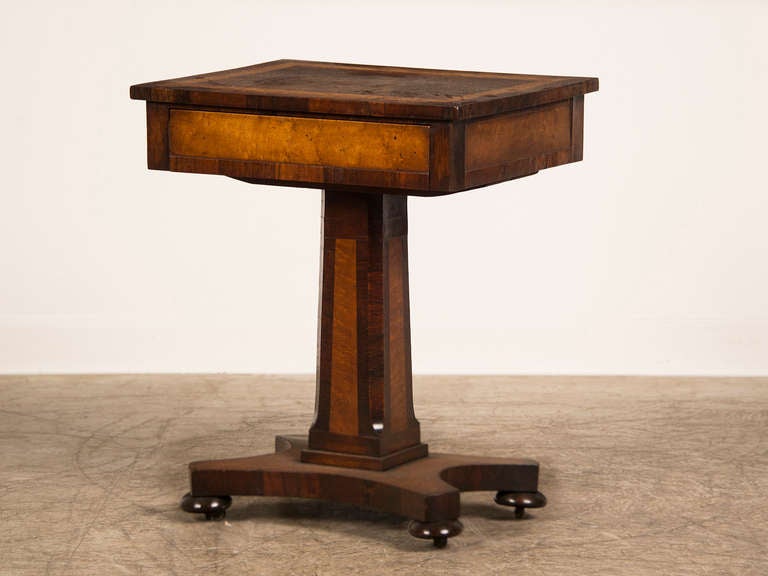 William IV period rosewood and walnut pedestal table with drawer, England c.1835 In Excellent Condition In Houston, TX