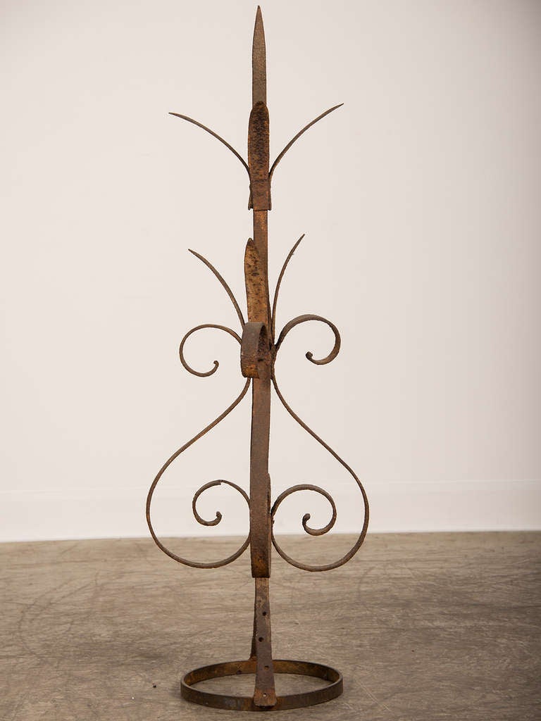 Antique Rustic French Hand-Forged Iron Finial, Normandy, circa 1880 In Excellent Condition For Sale In Houston, TX