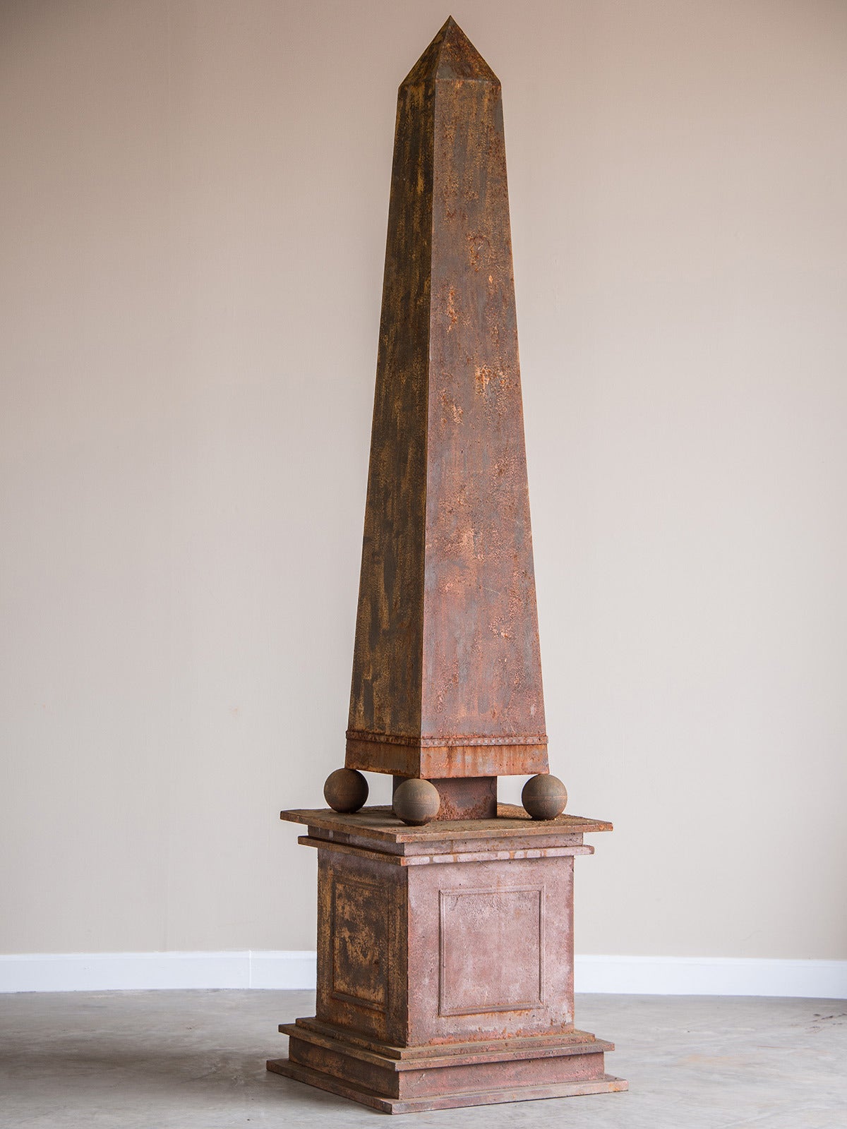 Pair of Enormous Vintage French Aged Metal Neoclassical Obelisks, circa 1950 In Excellent Condition For Sale In Houston, TX