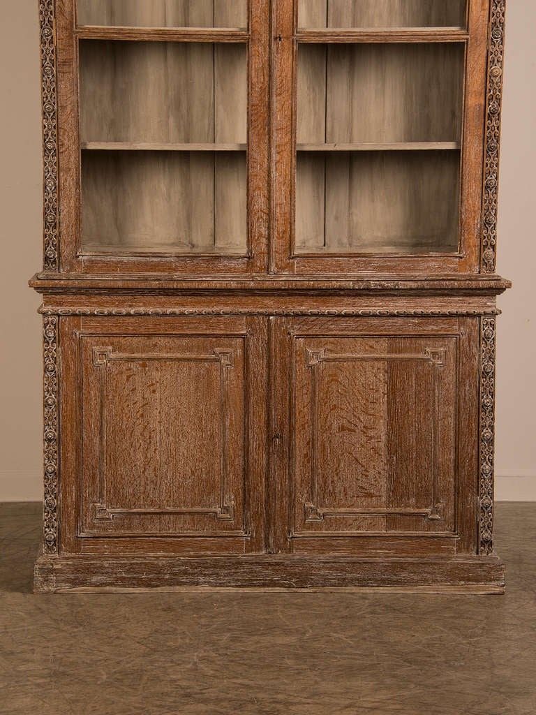 Cerused oak glazed bookcase from Warwick Castle, England c.1885 In Excellent Condition In Houston, TX