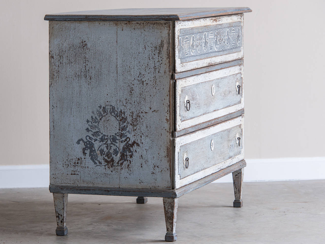 Neoclassical Three-Drawer Painted Chest, Original Iron Lock, Italy circa 1790 In Excellent Condition In Houston, TX