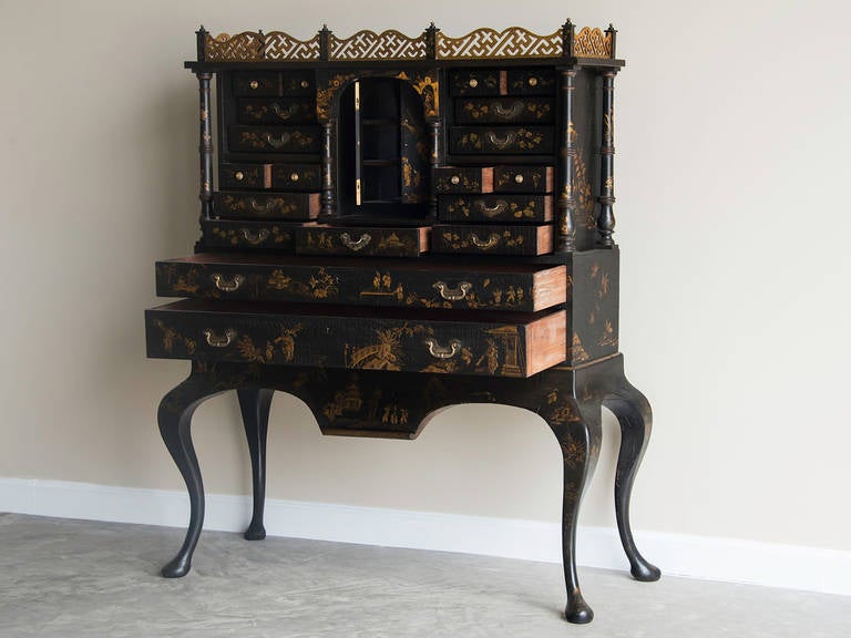 Queen Anne Period Chinoiserie Cabinet on Stand, England, circa 1710 2