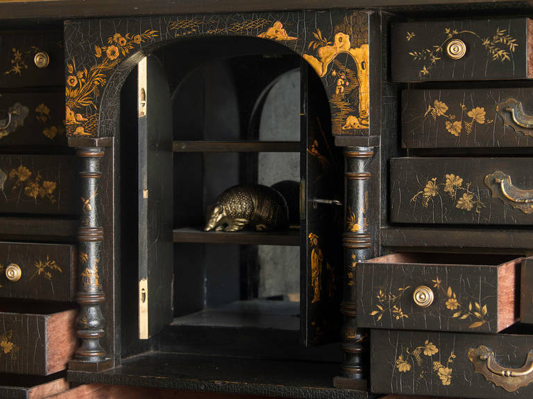 Queen Anne Period Chinoiserie Cabinet on Stand, England, circa 1710 1