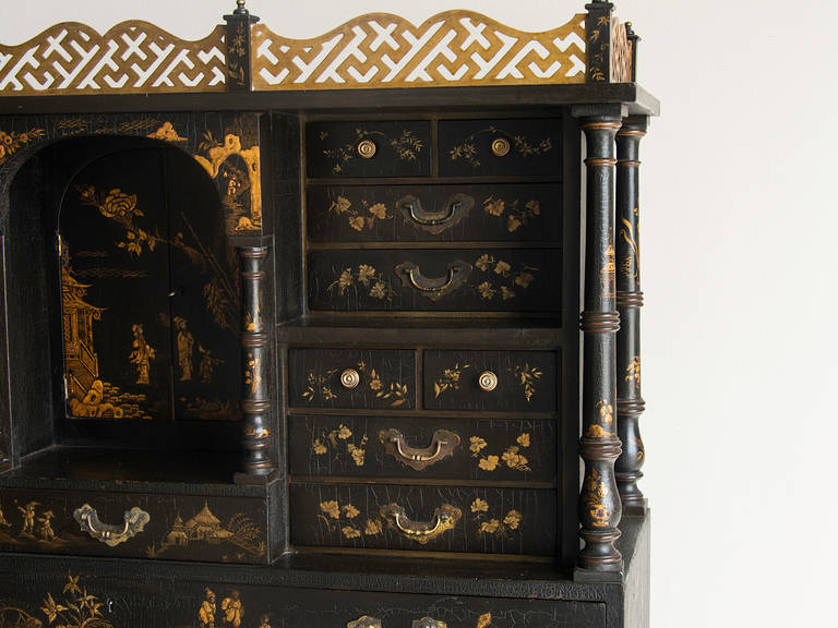 Queen Anne Period Chinoiserie Cabinet on Stand, England, circa 1710 In Excellent Condition In Houston, TX