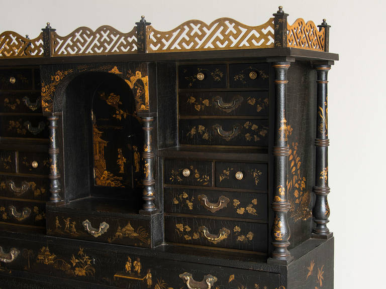 Gilt Queen Anne Period Chinoiserie Cabinet on Stand, England, circa 1710