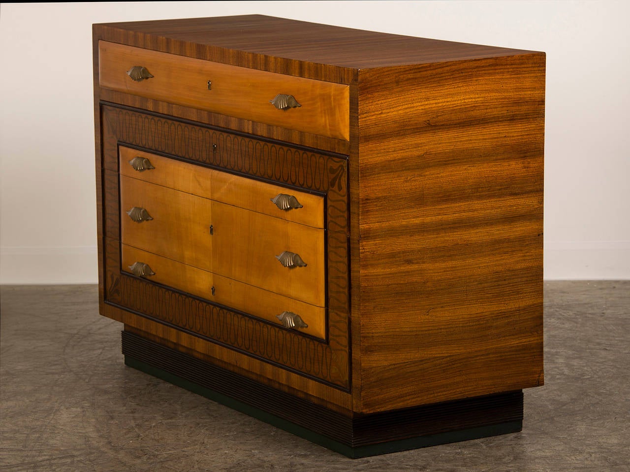 Vintage Italian Art Deco Period Walnut, Maple Chest of Drawers, circa 1930 For Sale 2