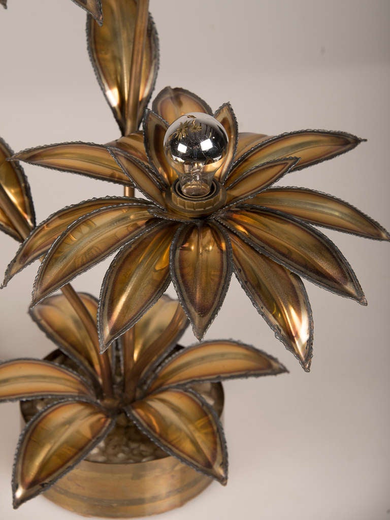 Maison Jansen Style Three Branch Hammered Brass Palm Tree Lamp, France c.1970 In Excellent Condition In Houston, TX