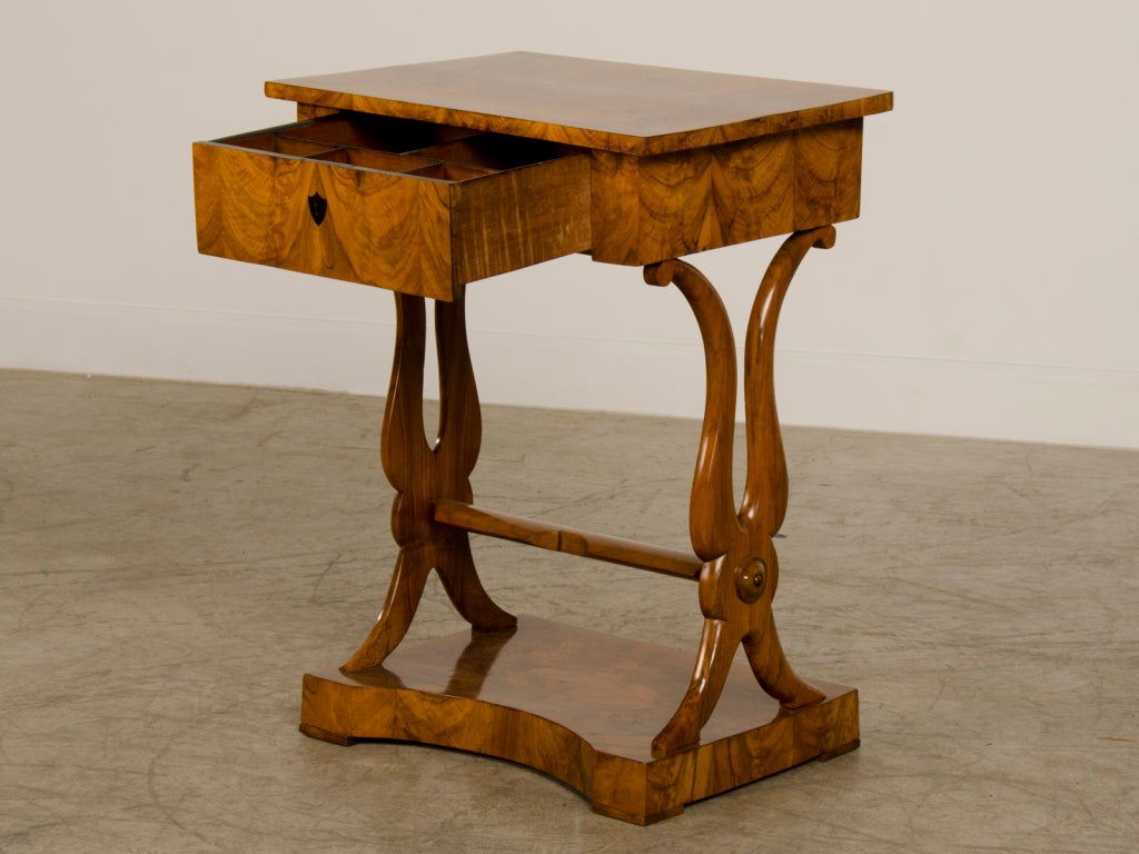 A Stunning Biedermeier Period Side Table From Austria c.1830 In Excellent Condition In Houston, TX