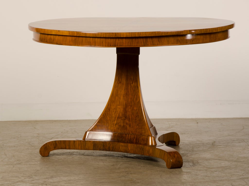 A Biedermeier walnut centre table from Vienna, Austria c1820 In Excellent Condition In Houston, TX