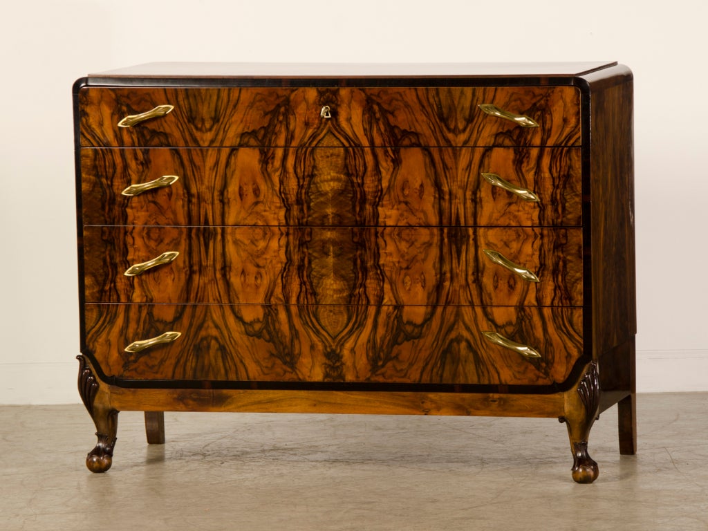 An exceptional Art Moderne figured walnut chest of drawers from Italy c.1940 with the original brass hardware. This chest of drawers features the amazing cabinet making skill available in small artisanal workshops during the early part of the