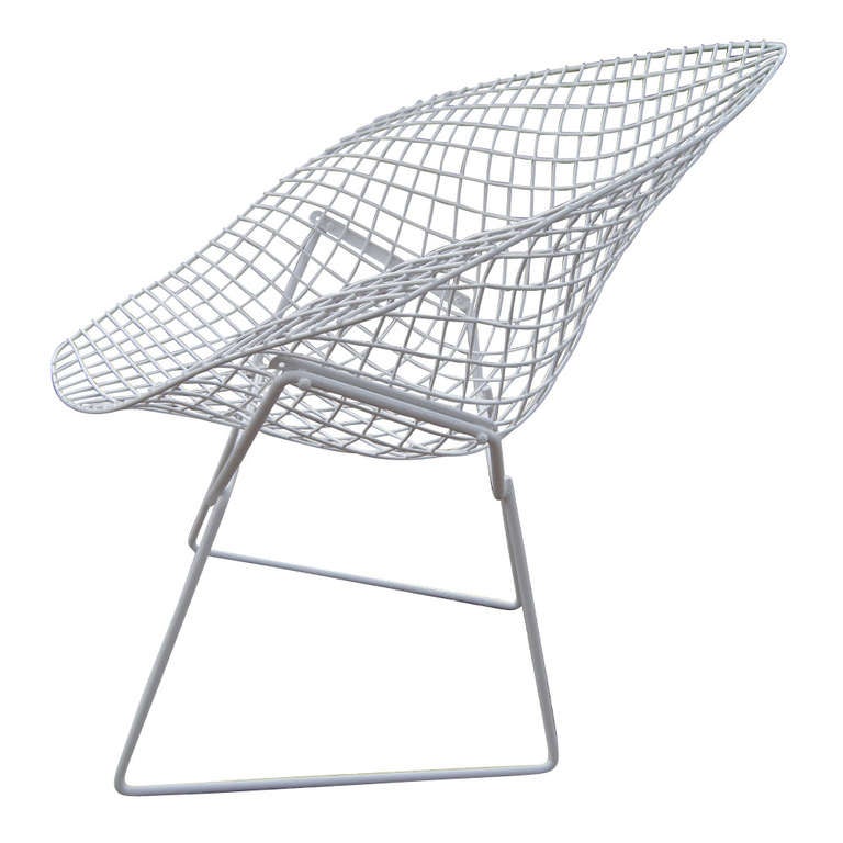 White Knoll Bertoia Diamond Lounge Chair 
1952 Design 
The Diamond chair has become one of the most recognized chair designs of the twentieth century and has been in constant production since 1952 

Full original Knoll cushions and reproduction