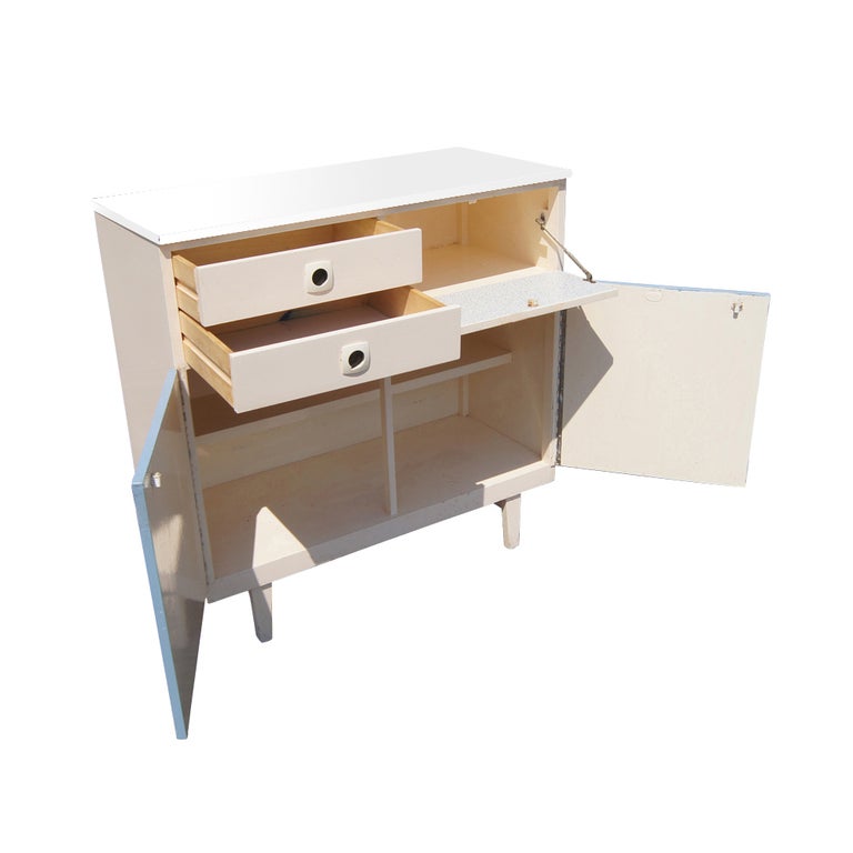 Un esclusivo mobile retrò in legno bicolore che può essere utilizzato come buffet o come server. Ci sono due cassetti, un mobile spazioso e un ripiano o una superficie di lavoro estraibile.
