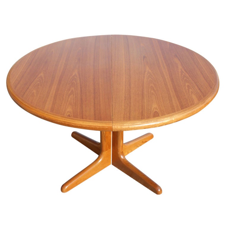 A mid century modern dining table designed by Niels O. Møller and made by Gudme Møbelfabrik.  Two 21