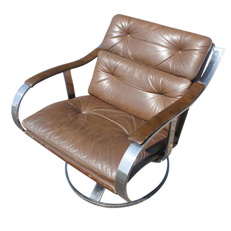 Ein Paar moderne Loungesessel aus der Mitte des Jahrhunderts, entworfen von Gardner Leaver und hergestellt von Steelcase.  Getuftete Sitz- und Rückenkissen aus braunem Leder mit Rahmen und Gestell aus Edelstahl. Die Stuhlfüße wurden so verändert,