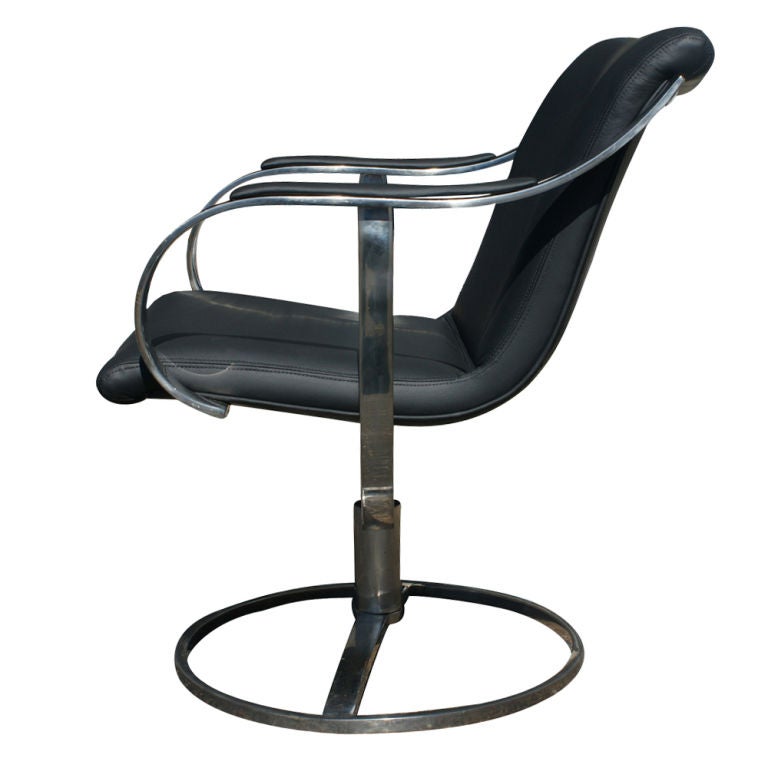 Mid-Century Modern Pair of Gardner Leaver for Steelcase Black Swivel Lounge Chairs   For Sale