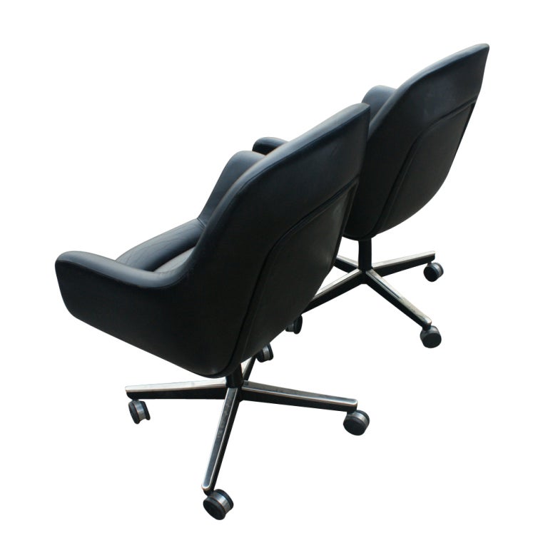 Mid-Century Modern Un fauteuil de direction en cuir noir de Max Pearson pour Knoll  en vente