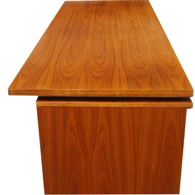 George Nelson For Herman Miller Walnut Executive Desk In Good Condition In Pasadena, TX