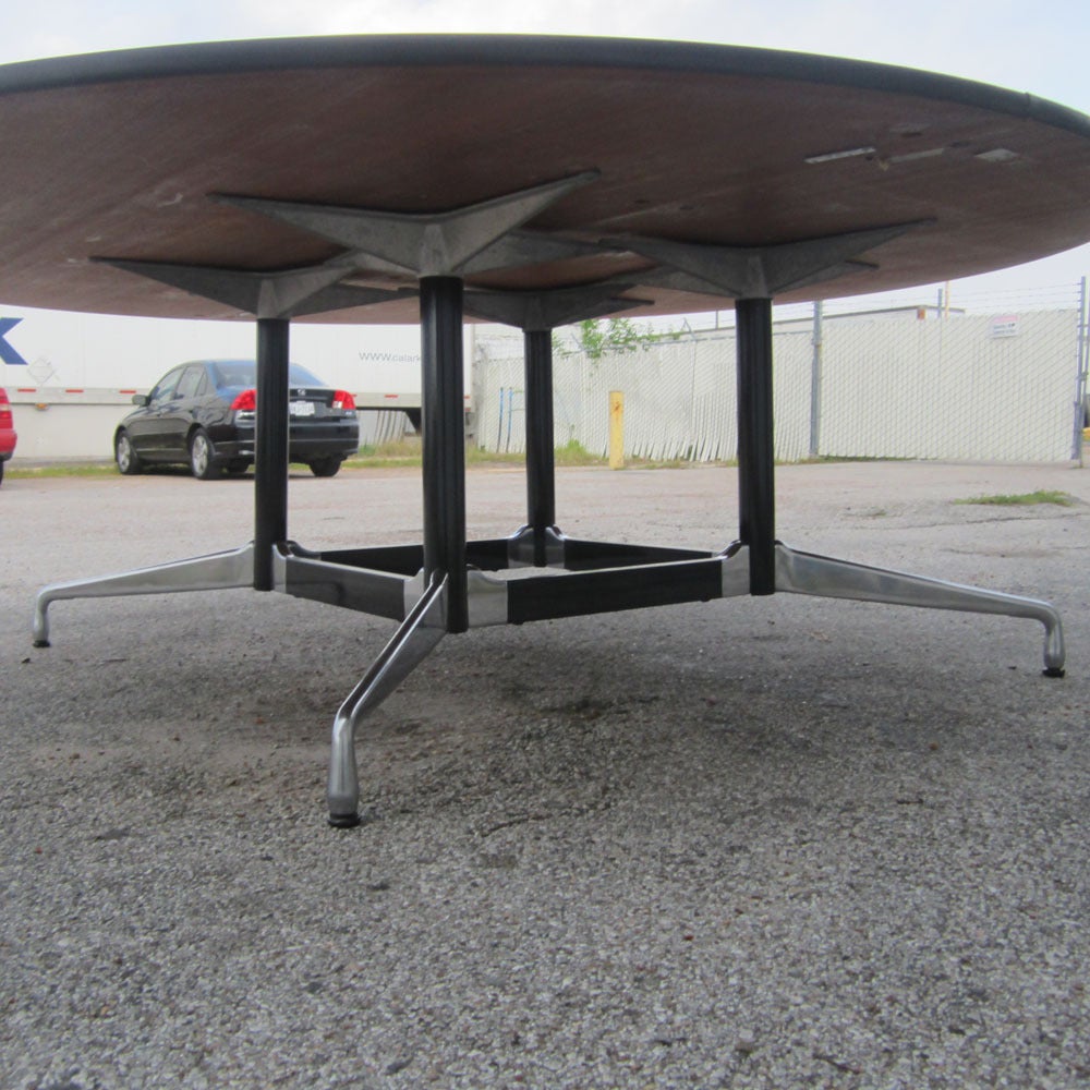 Herman Miller Eames ET 124C Round Oak Conference Table In Good Condition In Pasadena, TX